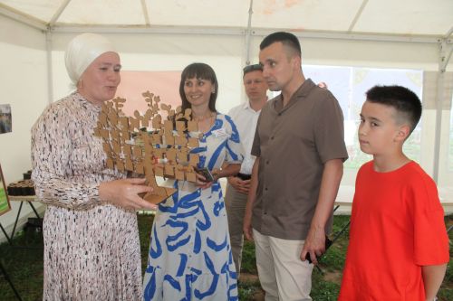 Җитәкчеләр лагерьда ял итүче балалар белән аралашты