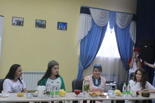 Җитәкчеләр лагерьда ял итүче балалар белән аралашты