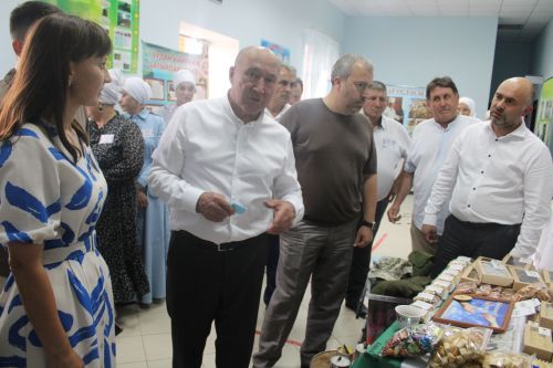Җитәкчеләр лагерьда ял итүче балалар белән аралашты