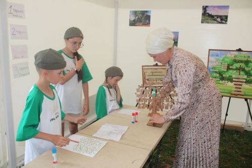 Җитәкчеләр лагерьда ял итүче балалар белән аралашты