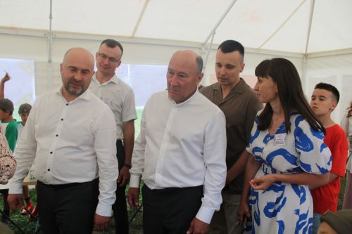 Җитәкчеләр лагерьда ял итүче балалар белән аралашты