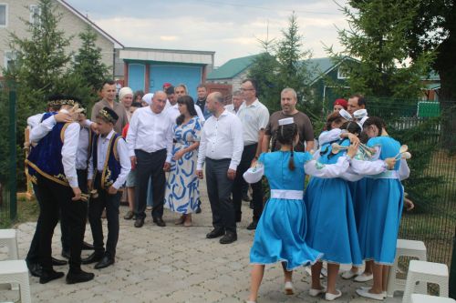 Җитәкчеләр лагерьда ял итүче балалар белән аралашты