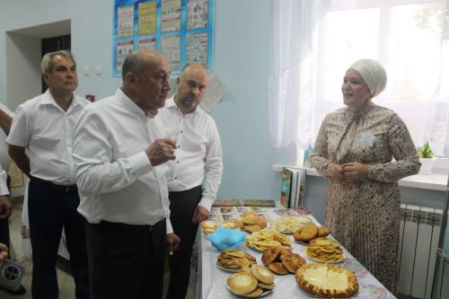 Җитәкчеләр лагерьда ял итүче балалар белән аралашты