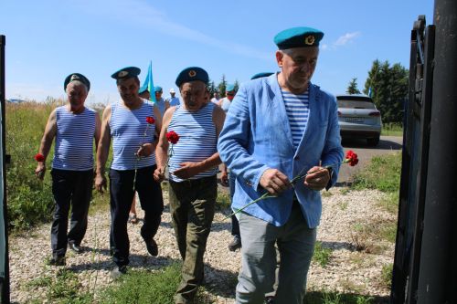 Батыр, курку белмәс егетләр гаскәре