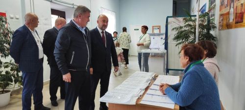 Сайлаучылар белән аралаштылар
