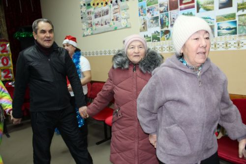 Дәү әниләр, дәү әтиләр өчен Чыршы бәйрәме