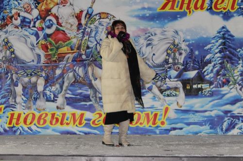 Үзәк ял паркында  мәктәп коллективы - укытучылар, укучылар чыгышы ясады