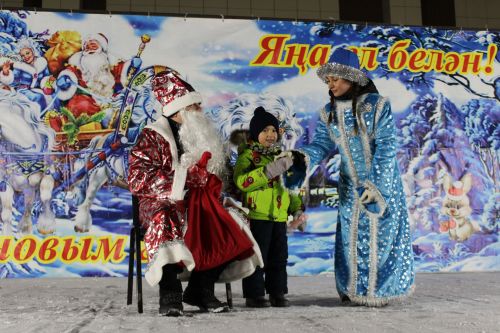 Үзәк ял паркында  мәктәп коллективы - укытучылар, укучылар чыгышы ясады