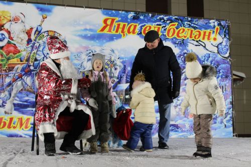 Үзәк ял паркында  мәктәп коллективы - укытучылар, укучылар чыгышы ясады