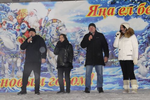 Үзәк ял паркында  мәктәп коллективы - укытучылар, укучылар чыгышы ясады