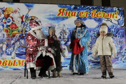 Үзәк ял паркында  мәктәп коллективы - укытучылар, укучылар чыгышы ясады