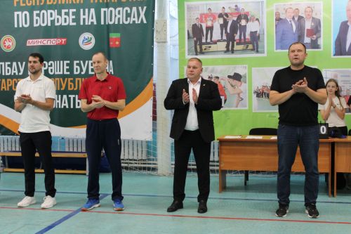 Яшүсмер егетләр туп суга