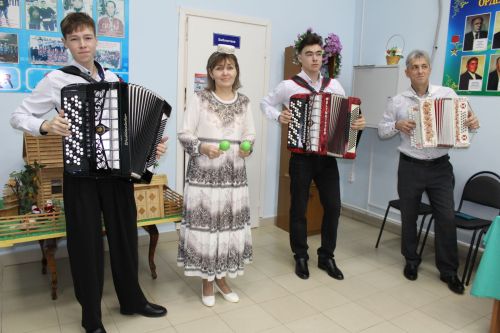 Укучылар, укытучылар сәхнә тотты