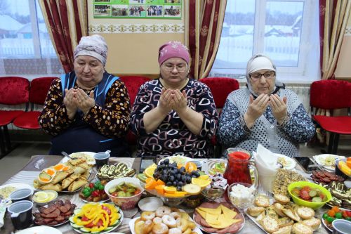 Ифтар берләштерә, якынайта