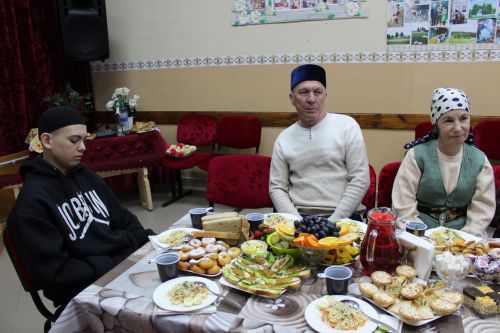 Ифтар берләштерә, якынайта