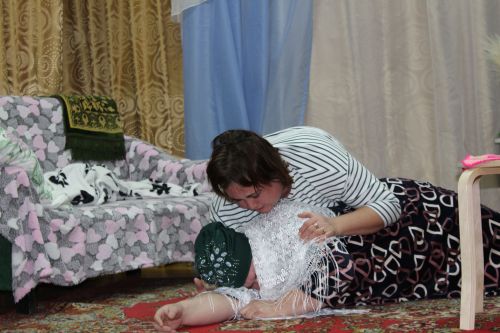 Алкышларга, чәчәкләргә күмелделәр
