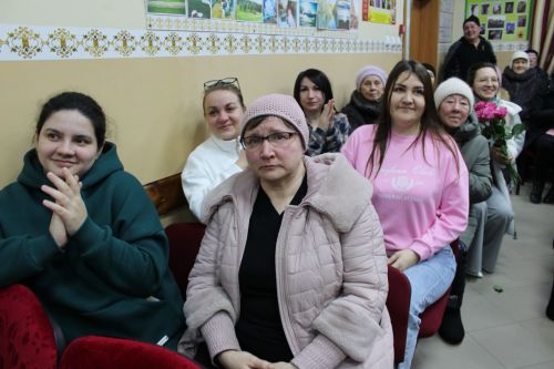 Алкышларга, чәчәкләргә күмелделәр