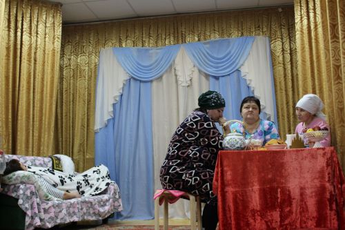 Алкышларга, чәчәкләргә күмелделәр