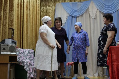 Алкышларга, чәчәкләргә күмелделәр