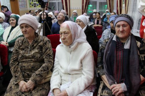 Алкышларга, чәчәкләргә күмелделәр