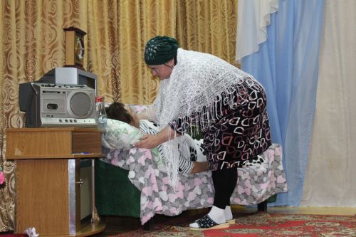 Алкышларга, чәчәкләргә күмелделәр