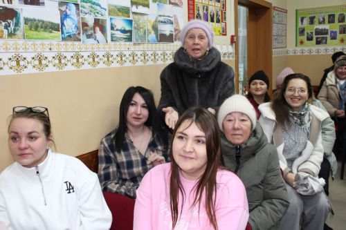 Алкышларга, чәчәкләргә күмелделәр