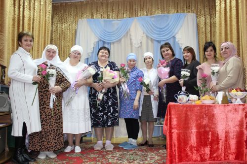 Алкышларга, чәчәкләргә күмелделәр