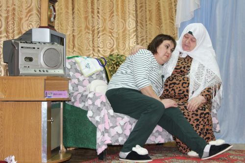 Алкышларга, чәчәкләргә күмелделәр
