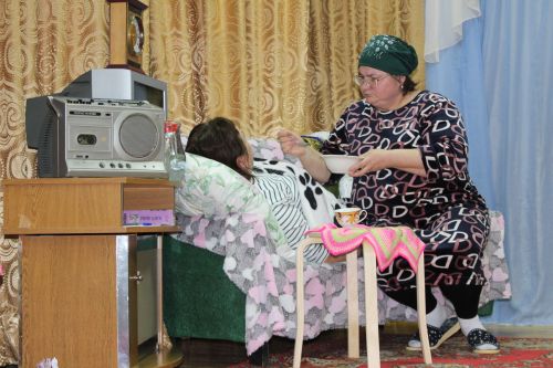 Алкышларга, чәчәкләргә күмелделәр