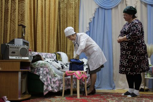 Алкышларга, чәчәкләргә күмелделәр