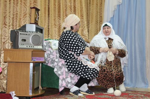 Алкышларга, чәчәкләргә күмелделәр