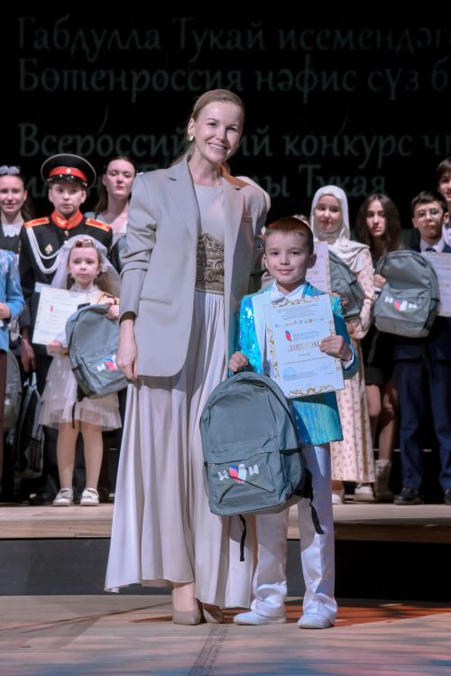 «Чәчәкләр китерегез Тукайга...»  бәйгесе җиңүчеләре бүләкләнде