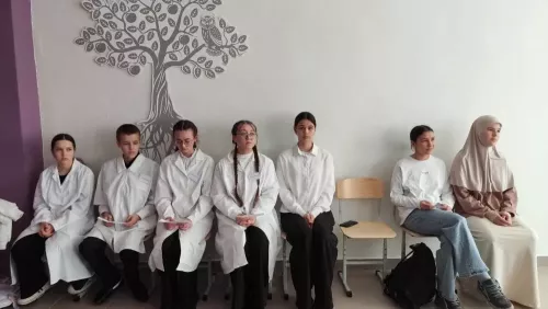 «Медицинага беренче адымнар: Яшь коткаручы һәм тикшеренүче»дип исемләнгән бәйге узды
