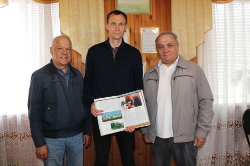 Эксклюзив китап бүләк иттеләр
