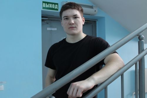 Ак сөлгеләр уйнап тора көрәшчеләр билендә