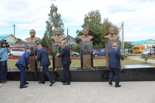 Бүген Теләчедә танылган шәхесләребез хөрмәтенә бюстлар ачылды