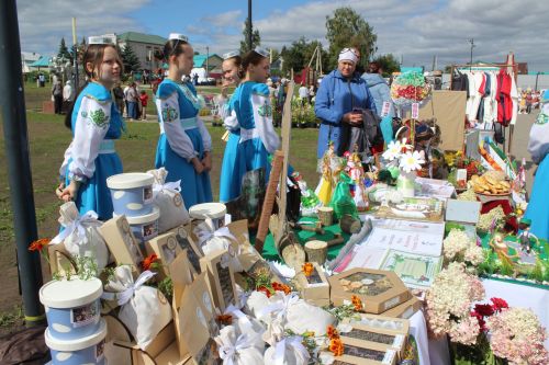 Бүген Теләчедә танылган шәхесләребез хөрмәтенә бюстлар ачылды