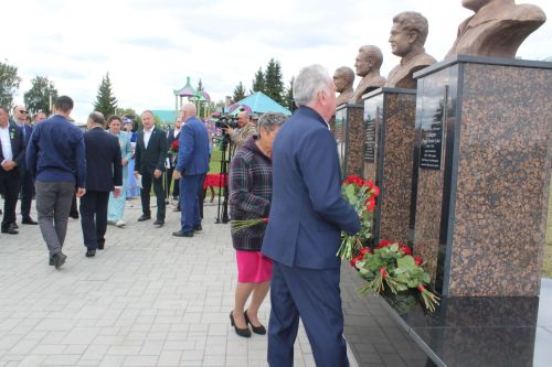 Бүген Теләчедә танылган шәхесләребез хөрмәтенә бюстлар ачылды
