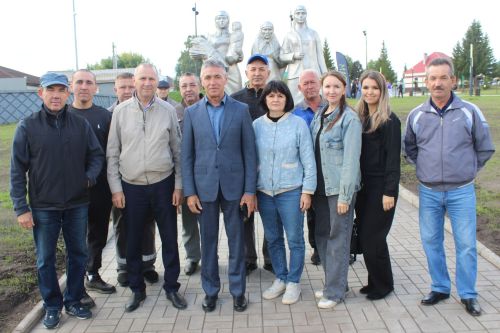 Бүген Теләчедә танылган шәхесләребез хөрмәтенә бюстлар ачылды