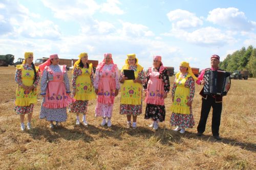 Икмәк булса, җыры да була