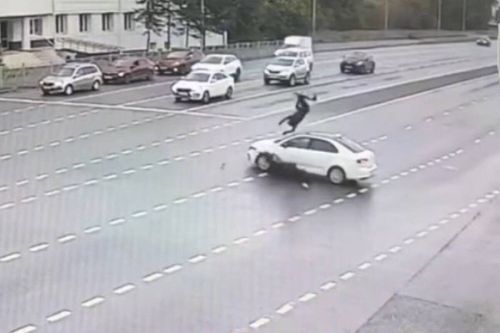 Казанда мотоциклчы таксига бәрелгән