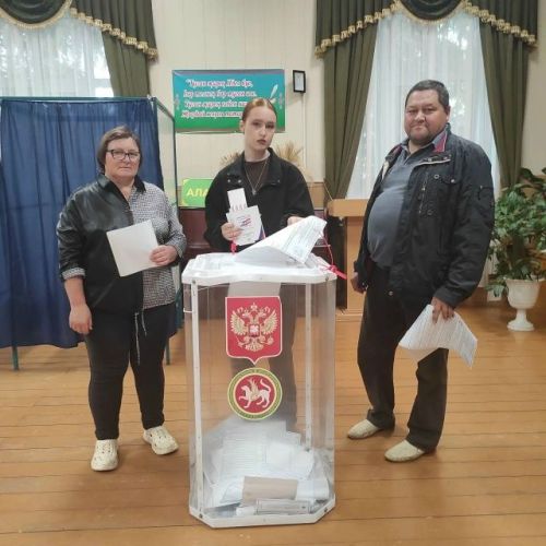 Алина беренче тапкыр сайлауга килде