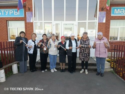 «НурлыЯз» ансамбле кызлары,  тулы составта, тавыш бирде