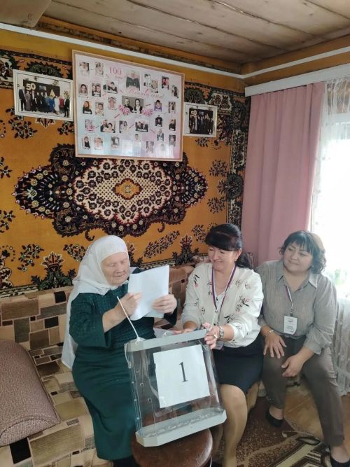 101 нче яшен ваклаган Рәисә Хәбибулла кызы  үз тавышын бирде