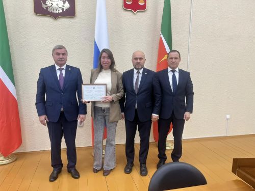 Намуслы хезмәтләре өчен таныклык тапшырдылар