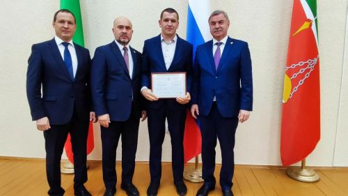 Намуслы хезмәтләре өчен таныклык тапшырдылар