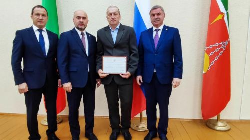 Намуслы хезмәтләре өчен таныклык тапшырдылар