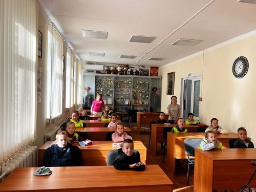 Теләченең өченче номерлы балалар бакчасы балалары полиция бүлегендә кунакта