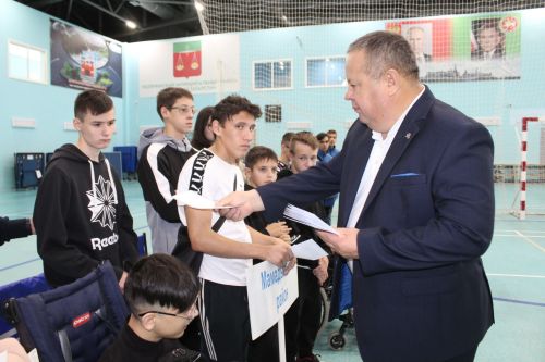 Физик мөмкинлекләре чиклеләр арасында   кул көрәше