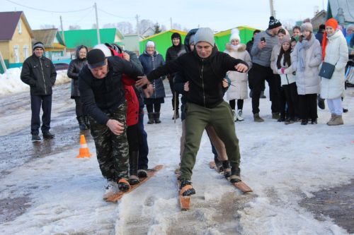 Район буйлап Нәүрүз атлый